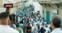 مسيرة انتخابية حاشدة لحزب التجمع الوطني للأحرار في شوارع مدينة وزان، يتقدمها وكيل اللائحة أحمد البواري وسط حشود من المواطنين والشباب.