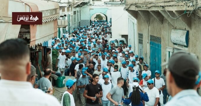 مسيرة انتخابية حاشدة لحزب التجمع الوطني للأحرار في شوارع مدينة وزان، يتقدمها وكيل اللائحة أحمد البواري وسط حشود من المواطنين والشباب.