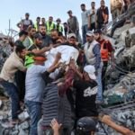 انهيار مبنى سكني في غزة: 20 قتيلاً وعشرات العالقين وسط أزمة إنسانية متفاقمة 6 فرق إنقاذ تبحث عن ناجين تحت أنقاض مبنى سكني منهار في حي الرمال بمدينة غزة.