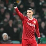 صورة للاعب كرة القدم المغربي بلال الخنوس بقميص فريقه أو المنتخب