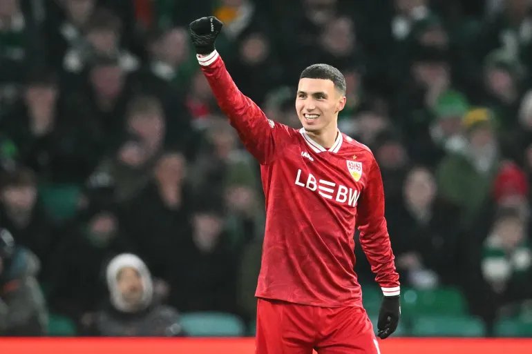صورة للاعب كرة القدم المغربي بلال الخنوس بقميص فريقه أو المنتخب