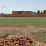 صورة تظهر تدهور العشب الاصطناعي والسياج في ملعب القرب ببوشان، الرحامنة.