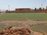 صورة تظهر تدهور العشب الاصطناعي والسياج في ملعب القرب ببوشان، الرحامنة.