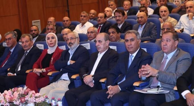 وزير الإدارة المحلية وليد المصري يلقي كلمة خلال إطلاق برنامج تدريب موظفي البلديات في الأردن