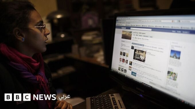 فتاة مصرية تتصفح هاتفها الذكي على موقع فيسبوك