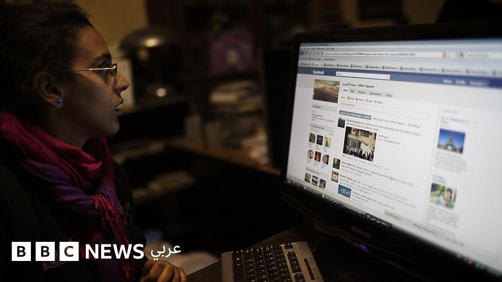 فتاة مصرية تتصفح هاتفها الذكي على موقع فيسبوك