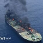 صورة تظهر ألسنة اللهب والدخان تتصاعد من ناقلة النفط اليونانية "سونيون" في البحر الأحمر، بعد تعرضها لهجوم حوثي.