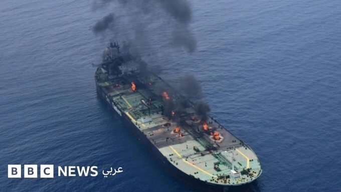 مجموعة السبع تدق ناقوس الخطر: دعوة لإيران لوقف دعم الحوثيين وسط تصاعد التهديدات لأمن الطاقة العالمي 6 صورة تظهر ألسنة اللهب والدخان تتصاعد من ناقلة النفط اليونانية "سونيون" في البحر الأحمر، بعد تعرضها لهجوم حوثي.