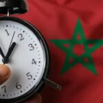 ساعة حائط تظهر التوقيت القانوني في المغرب