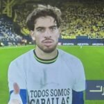 صورة لعبد الصمد الزلزولي بقميص ريال بيتيس يحمل عبارة "TODOS SOMOS CABALLAS" خلال مباراة فياريال.
