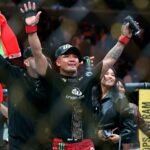 جوشوا فان يحتفل بفوزه على ألكسندر بانتوخا في بطولة UFC 331 لوزن الذبابة.