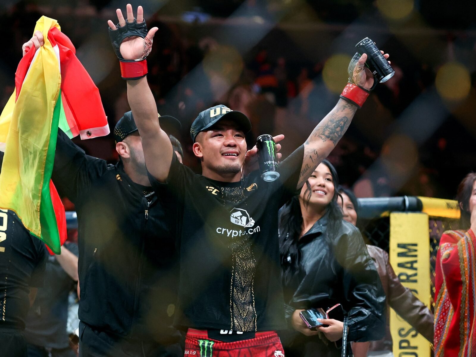 جوشوا فان يحتفل بفوزه على ألكسندر بانتوخا في بطولة UFC 331 لوزن الذبابة.