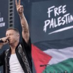جدل "فلسطين حرة" يهز جولة إد شيران العالمية: انسحابات فنية تضامناً مع ماكلمور 6 صورة لمغني الراب ماكلمور يؤدي على المسرح، أو لافتة لدعم فلسطين في حفل موسيقي.