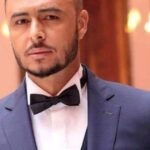 صورة تظهر الإعلامي هشام مسرار في سيارته قبل وقوع حادث سير مفاجئ