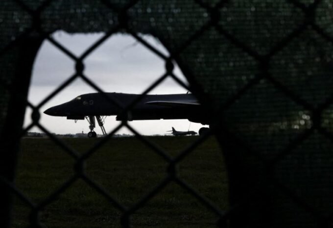 قاذفة قنابل طراز B-1B لانسر في قاعدة فيرفورد الجوية البريطانية