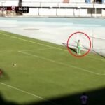 صورة لحارس مرمى يرتدي زي فريقه ويقف بجانب القائم، يرفض التصدي لركلة جزاء في مباراة كرة قدم بوليفية.