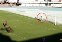 صورة لحارس مرمى يرتدي زي فريقه ويقف بجانب القائم، يرفض التصدي لركلة جزاء في مباراة كرة قدم بوليفية.