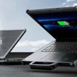 حاسوب أوكتيل RG14-P المحمول المصفح مع ألواح شمسية على الغطاء، يظهر تصميمه المتين وشاشته المضيئة.