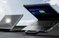 حاسوب أوكتيل RG14-P المحمول المصفح مع ألواح شمسية على الغطاء، يظهر تصميمه المتين وشاشته المضيئة.