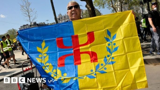صورة لعلم منطقة القبائل، يرمز إلى الهوية الأمازيغية وتطلعات الحركة.