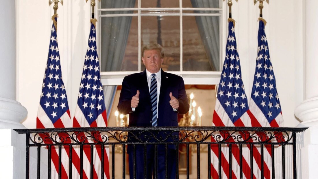 صورة للبيت الأبيض مع شعارات شبكات إخبارية محظورة مثل CNN وMS NOW وPolitico، ترمز للتوتر بين الرئاسة والإعلام.