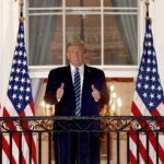 صورة للبيت الأبيض مع شعارات شبكات إخبارية محظورة مثل CNN وMS NOW وPolitico، ترمز للتوتر بين الرئاسة والإعلام.