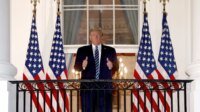 صورة للبيت الأبيض مع شعارات شبكات إخبارية محظورة مثل CNN وMS NOW وPolitico، ترمز للتوتر بين الرئاسة والإعلام.