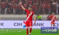 صورة لحكيم زياش بقميص الوداد الرياضي مع رئيس النادي السابق هشام آيت منا