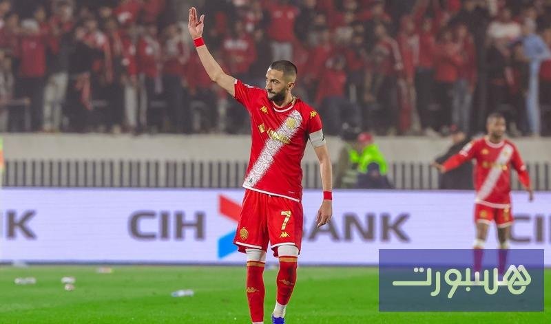صورة لحكيم زياش بقميص الوداد الرياضي مع رئيس النادي السابق هشام آيت منا