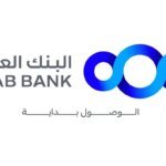 أطفال أيتام يتسوقون الملابس والأحذية في صالة بنك الملابس الخيري بدعم من البنك العربي.