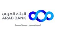 أطفال أيتام يتسوقون الملابس والأحذية في صالة بنك الملابس الخيري بدعم من البنك العربي.