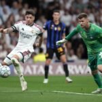 ريال مدريد يستهل مشواره في دوري الأبطال بفوز ثمين على إنتر ميلان 6 فيديريكو فالفيردي لاعب ريال مدريد يسيطر على الكرة أمام حارس مرمى إنتر ميلان في مباراة دوري أبطال أوروبا.