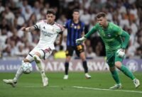 فيديريكو فالفيردي لاعب ريال مدريد يسيطر على الكرة أمام حارس مرمى إنتر ميلان في مباراة دوري أبطال أوروبا.