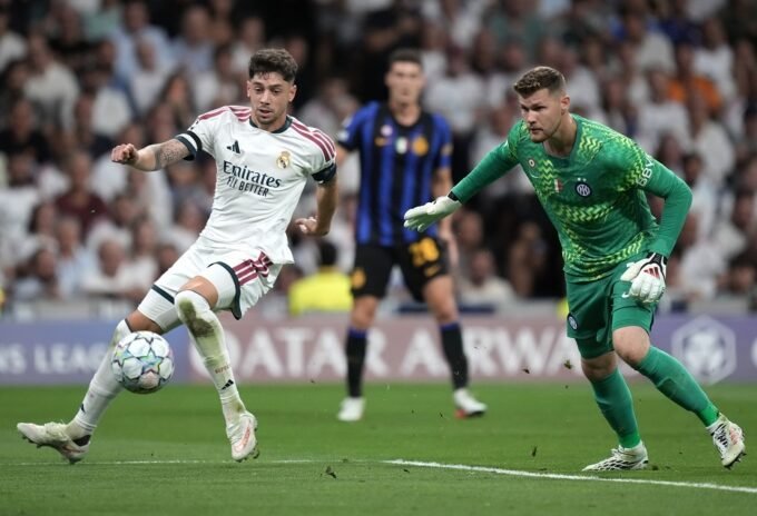 فيديريكو فالفيردي لاعب ريال مدريد يسيطر على الكرة أمام حارس مرمى إنتر ميلان في مباراة دوري أبطال أوروبا.