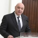 الرئيس اللبناني جوزاف عون يتفقد الأضرار في النبطية برفقة قادة أمنيين.