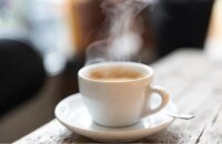 كوب شاي أو قهوة ساخن يخرج منه البخار، يرمز للمشروبات الساخنة وتأثيرها المحتمل على الصحة.