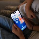 أطفال ينظرون إلى شاشة هاتف يعرض تطبيقات شبكات التواصل الاجتماعي في سيدني، أستراليا.