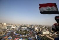 صورة تظهر عملات الدولار الأمريكي مع خريطة العراق في الخلفية، ترمز إلى العلاقات المالية بين البلدين وشحنات الدولار.