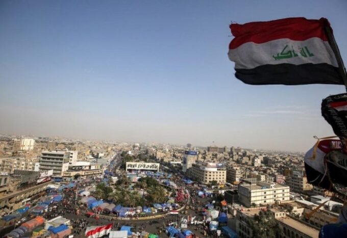 صورة تظهر عملات الدولار الأمريكي مع خريطة العراق في الخلفية، ترمز إلى العلاقات المالية بين البلدين وشحنات الدولار.