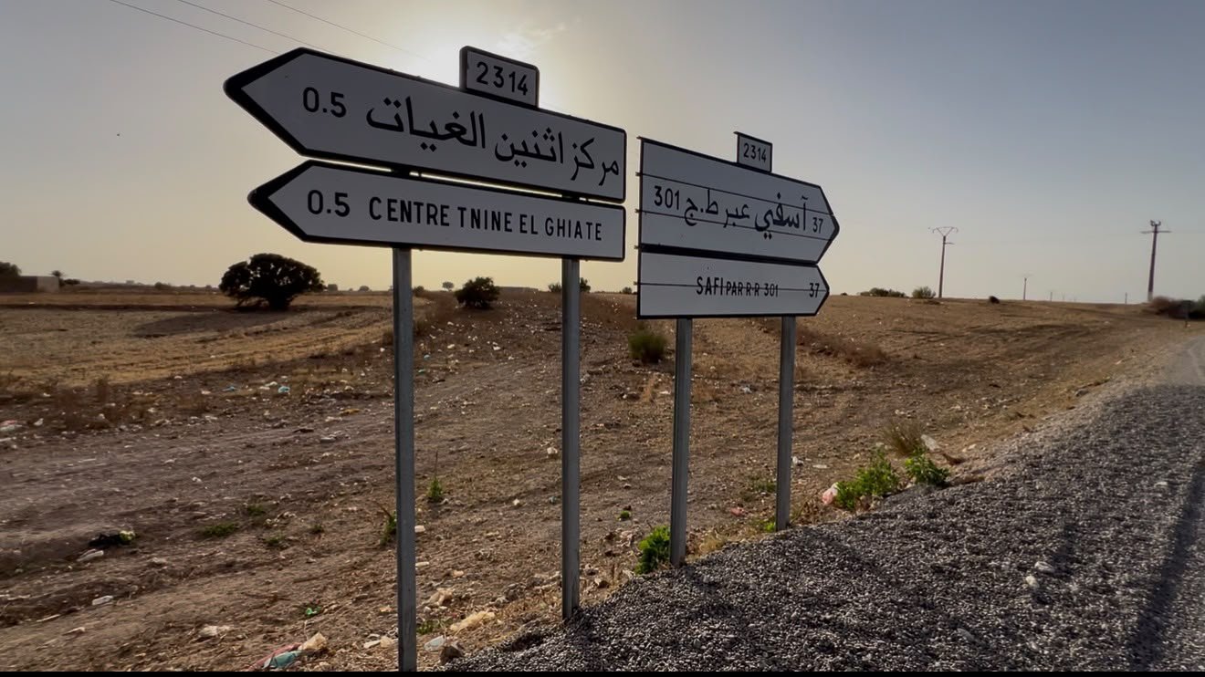 صورة لمراسل صحفي يحاول الوصول إلى دوار ركراكة بآسفي، مع إشارة إلى عرقلة عمله من قبل السلطات المحلية.