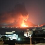 أفراد أمن يتفقدون موقع ضربة جوية في مقاطعة خوست الأفغانية