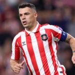 صورة لقائد منتخب سويسرا غرانيت تشاكا بقميص المنتخب