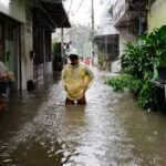 صورة جوية لفيضانات عارمة تجتاح شوارع بانكوك بعد هطول أمطار غزيرة، مع سيارات غارقة ومبانٍ محاطة بالمياه.