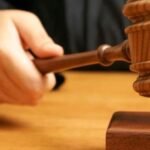 صورة لمبنى محكمة الاستئناف بفاس أو شعار الشرطة القضائية أو الإنتربول، ترمز للعدالة والتحقيقات الجارية.