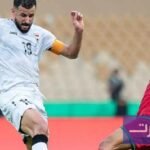 لاعبي منتخبي العراق وعمان يتنافسون على الكرة خلال مباراة خليجي 27