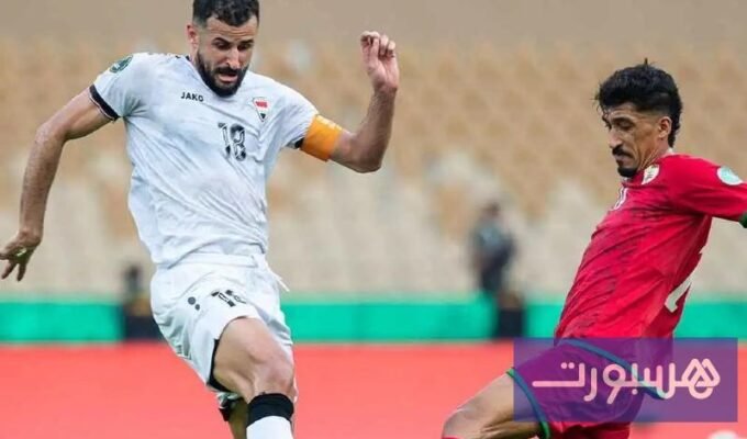 لاعبي منتخبي العراق وعمان يتنافسون على الكرة خلال مباراة خليجي 27