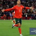 صورة لكريستيانو رونالدو بقميص المنتخب البرتغالي وهو يغادر الملعب أو المعسكر.
