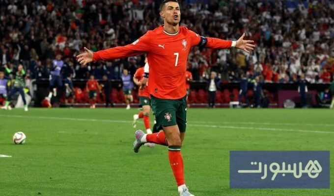 صورة لكريستيانو رونالدو بقميص المنتخب البرتغالي وهو يغادر الملعب أو المعسكر.