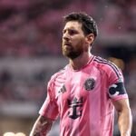 ليونيل ميسي يقترب من توسيع إمبراطوريته الكروية بالاستحواذ على نادي إسباني جديد 6 صورة لليونيل ميسي بقميص إنتر ميامي، مع إشارة إلى اهتمامه بالاستثمار في الأندية الإسبانية.