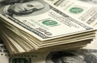 صورة توضيحية لعملة الدولار الأمريكي مع رسوم بيانية تظهر ارتفاع قيمتها في سوق العملات العالمية.